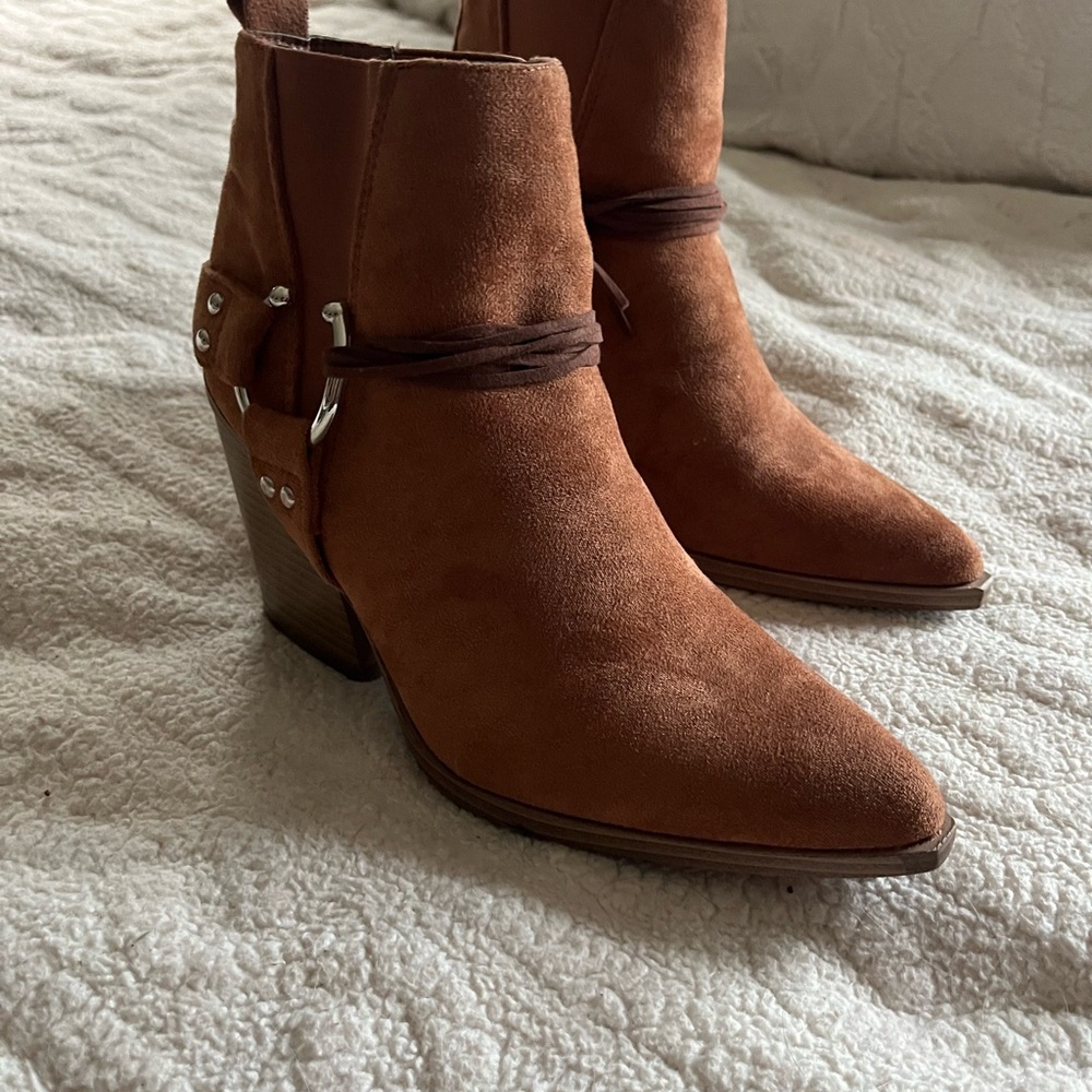Excellent condition Yoki Tan Suede Ankle Booties, size 6.5